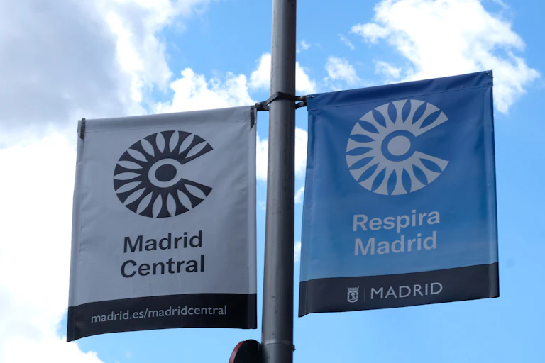 Banderolas con la señalización de Madrid Central.