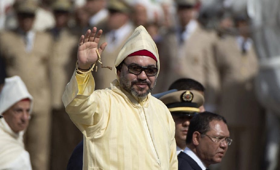 Le roi du Maroc Mohammed VI salue la foule durant une cérémonie d'allégeance, en juillet 2018, à Tétouan.
