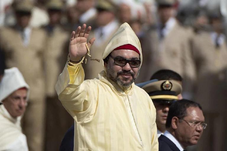 Le roi du Maroc Mohammed VI salue la foule durant une cérémonie d'allégeance, en juillet 2018, à Tétouan.