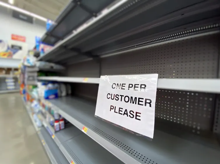 Estantería de supermercado vacía con el cartel de 'uno por cliente'