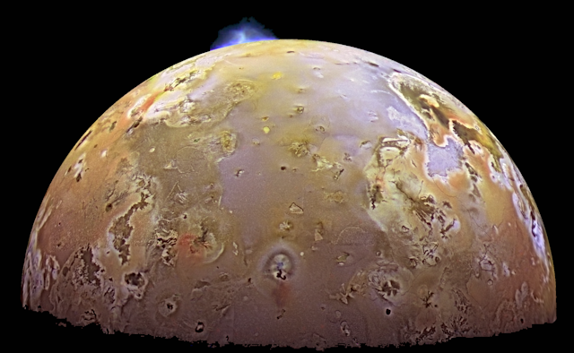 Io, la troisième plus grande lune de Jupiter, en pleine éruption volcanique.