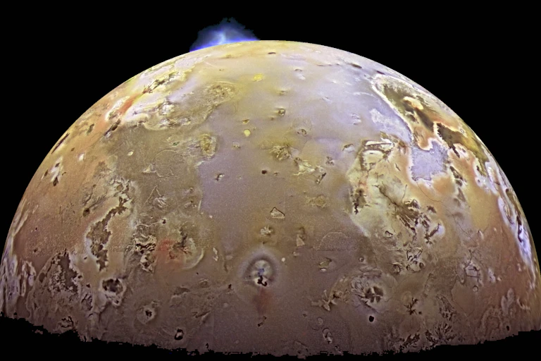 Io, la troisième plus grande lune de Jupiter, en pleine éruption volcanique.