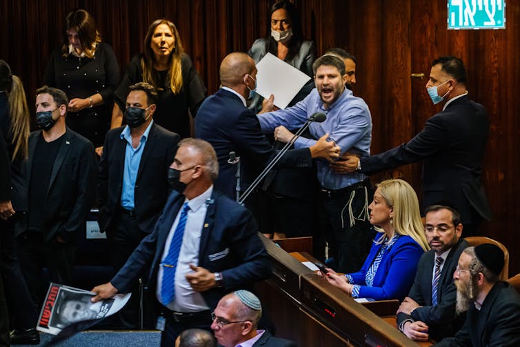 Un hombre que grita es expulsado de la cámara legislativa