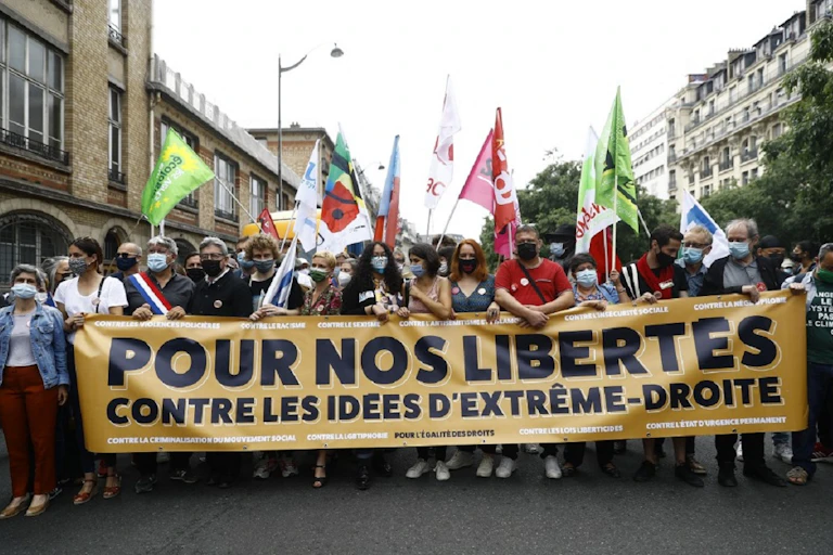 Jean-Luc Mélenchon derrière une banderole contre les idées d'extrême-droite, à la "Marche des libertés" le samedi 12 juin.