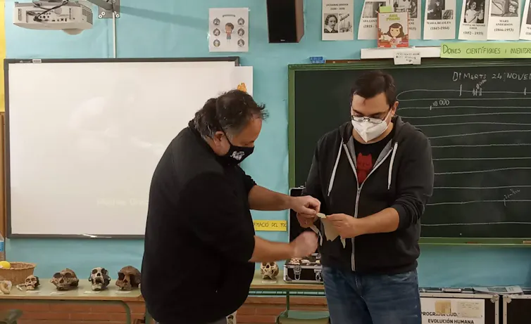 Imagen de los autores realizando un taller escolar.
