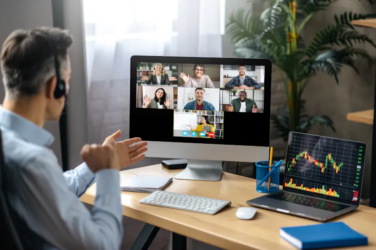 Un télétravailleur discute avec des collègues lors d’un appel vidéo