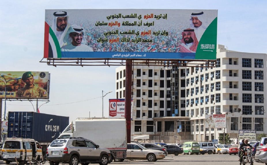 Un panneau représente les dirigeants saoudiens et émiratis côte à côte, dans la ville portuaire yéménite d'Aden, en 2019.