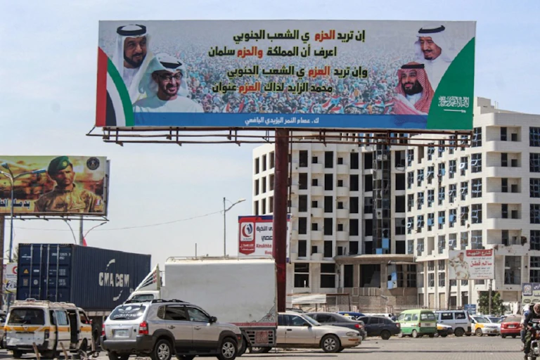 Un panneau représente les dirigeants saoudiens et émiratis côte à côte, dans la ville portuaire yéménite d'Aden, en 2019.