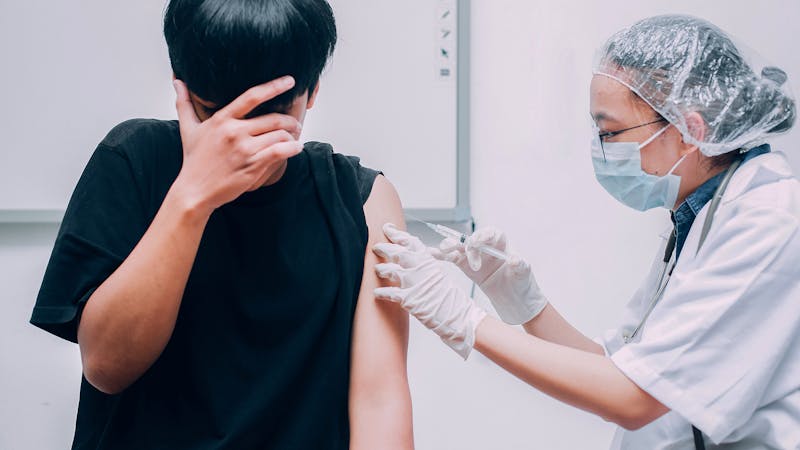 Covid-19: las personas que tienen miedo a las agujas son el doble de propensas a dudar de las vacunas