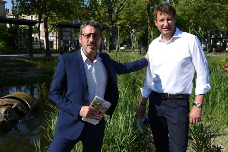 Matthieu Orphelin, candidat en région Pays de la Loire pour la liste "l'Ecologie ensemble", pose avec Yannick Jadot, leader d'Europe Ecologie Les Verts.