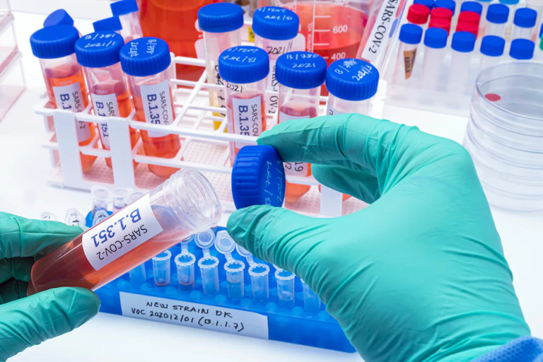 Manipulación con guantes de tubos con variantes del SARS-CoV-2