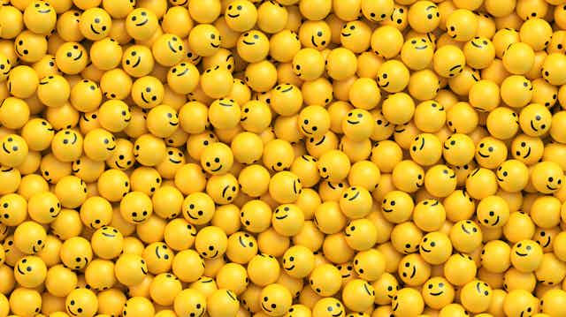 Decenas de bolas amarillas con emojis de sonrisa.