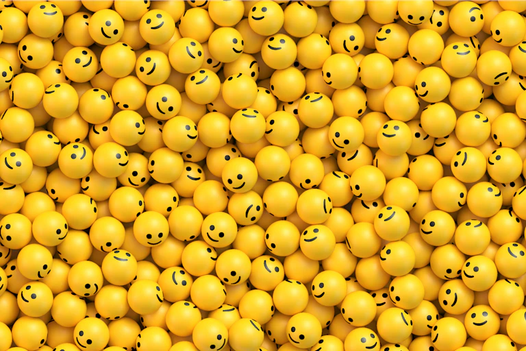 Decenas de bolas amarillas con emojis de sonrisa.
