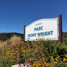 Affiche annonçant le parc Mont Wright à l'entrée du site.