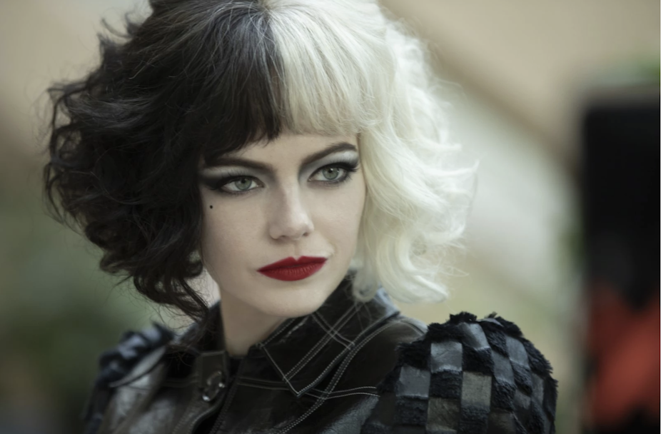 Emma Stone incarne le personage de Cruella dans le nouveau film. 