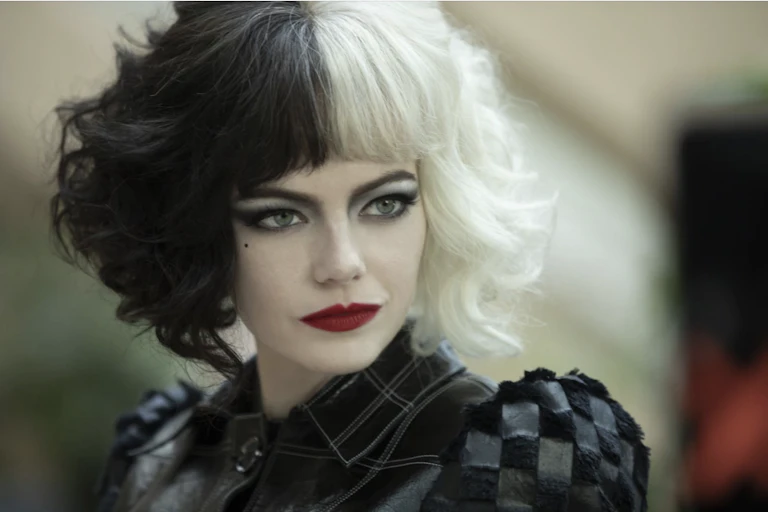 Emma Stone incarne le personage de Cruella dans le nouveau film.