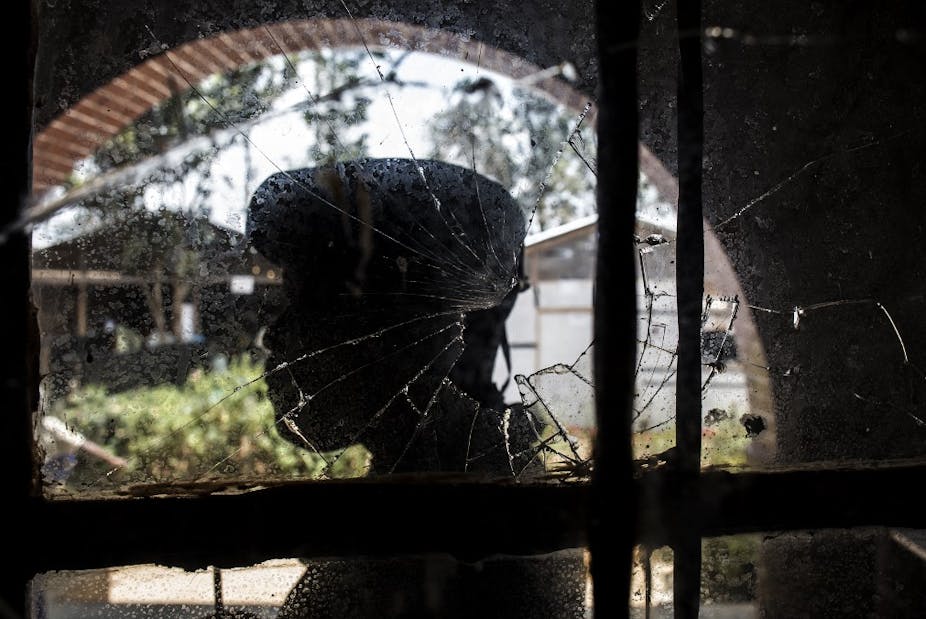 Soldat congolais derrière une vitre trouée d'une balle