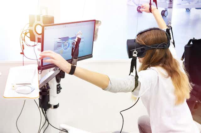 Una persona con dicapacidad motora utilizando tecnología de Realidad Virtual.