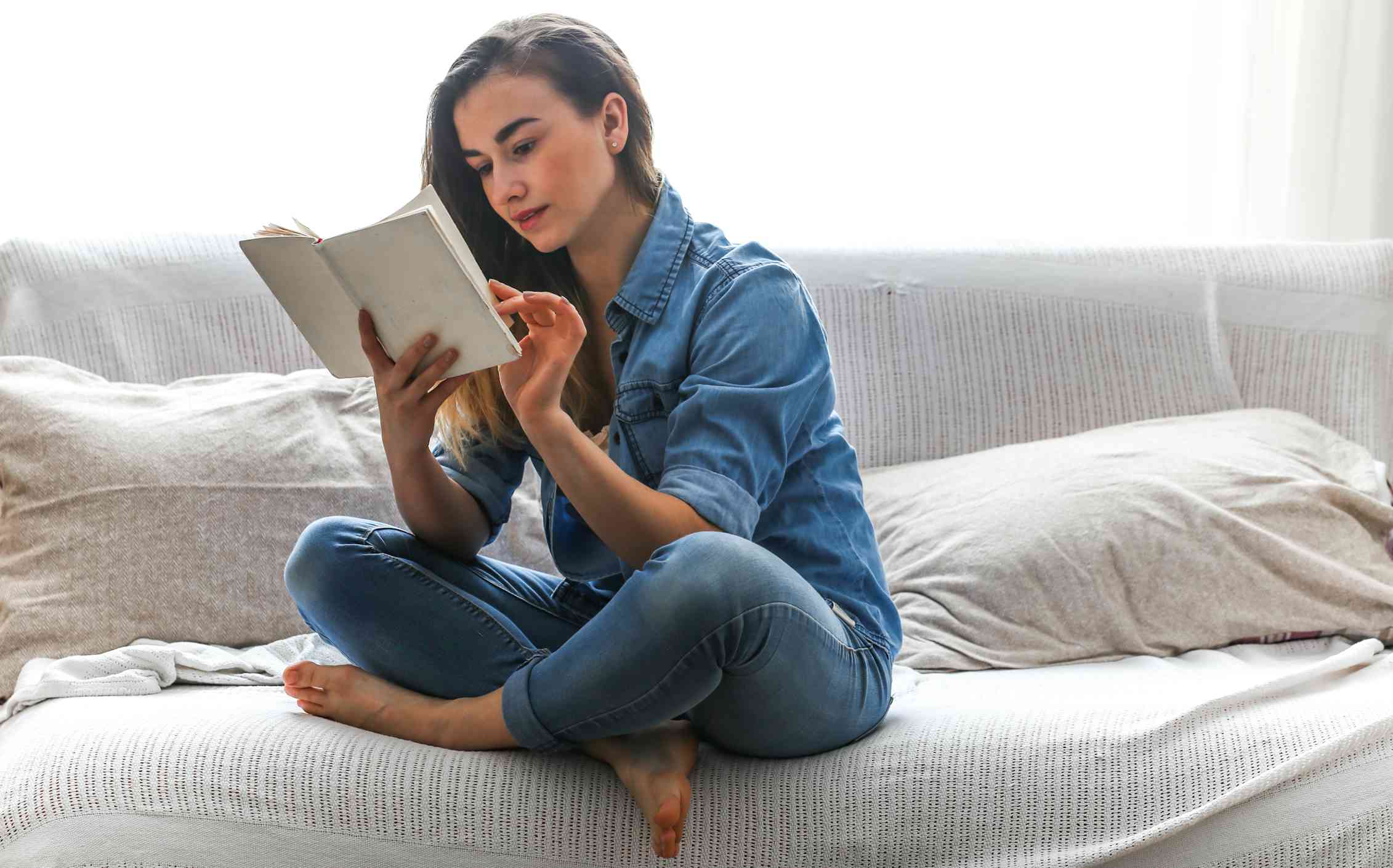 Чаты читающих людей. Девушка с книгой. Девушка читает книгу. Человек на диване-книжке. Девушка с книжкой сидит.