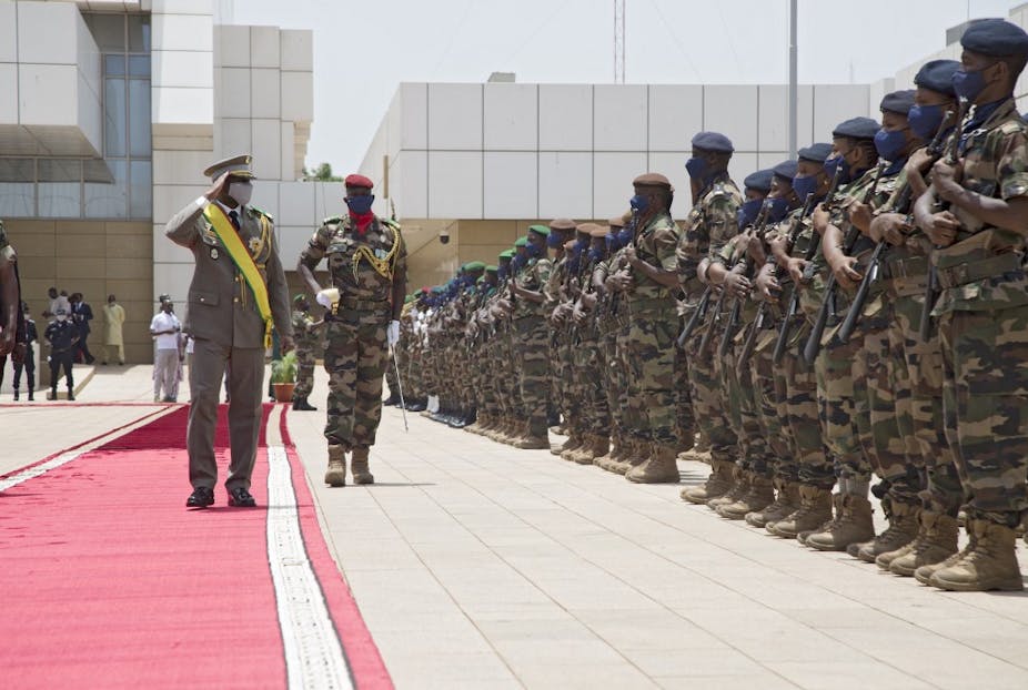Assimi Goïta saklue des militaires à Bamako