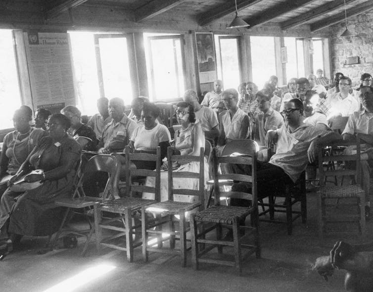 Un aula llena de adultos en la década de 1950.