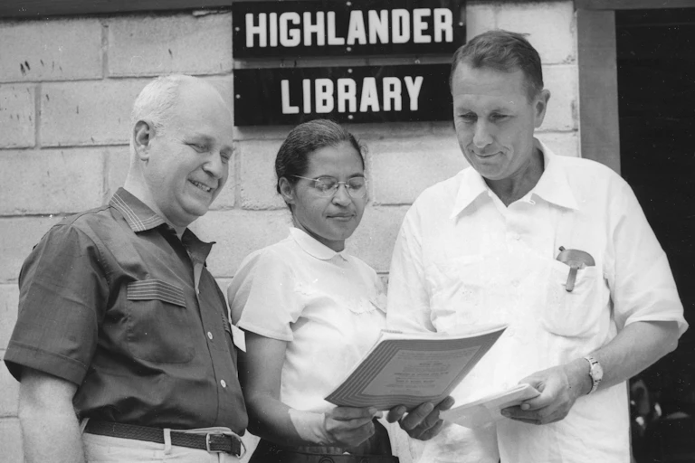 Rosa Parks stands between two white men