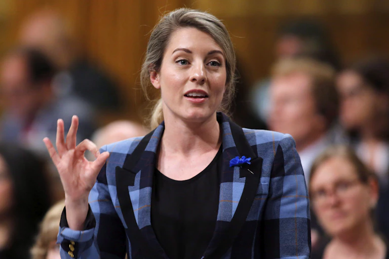 Mélanie Joly, debout à la Chambre des communes.