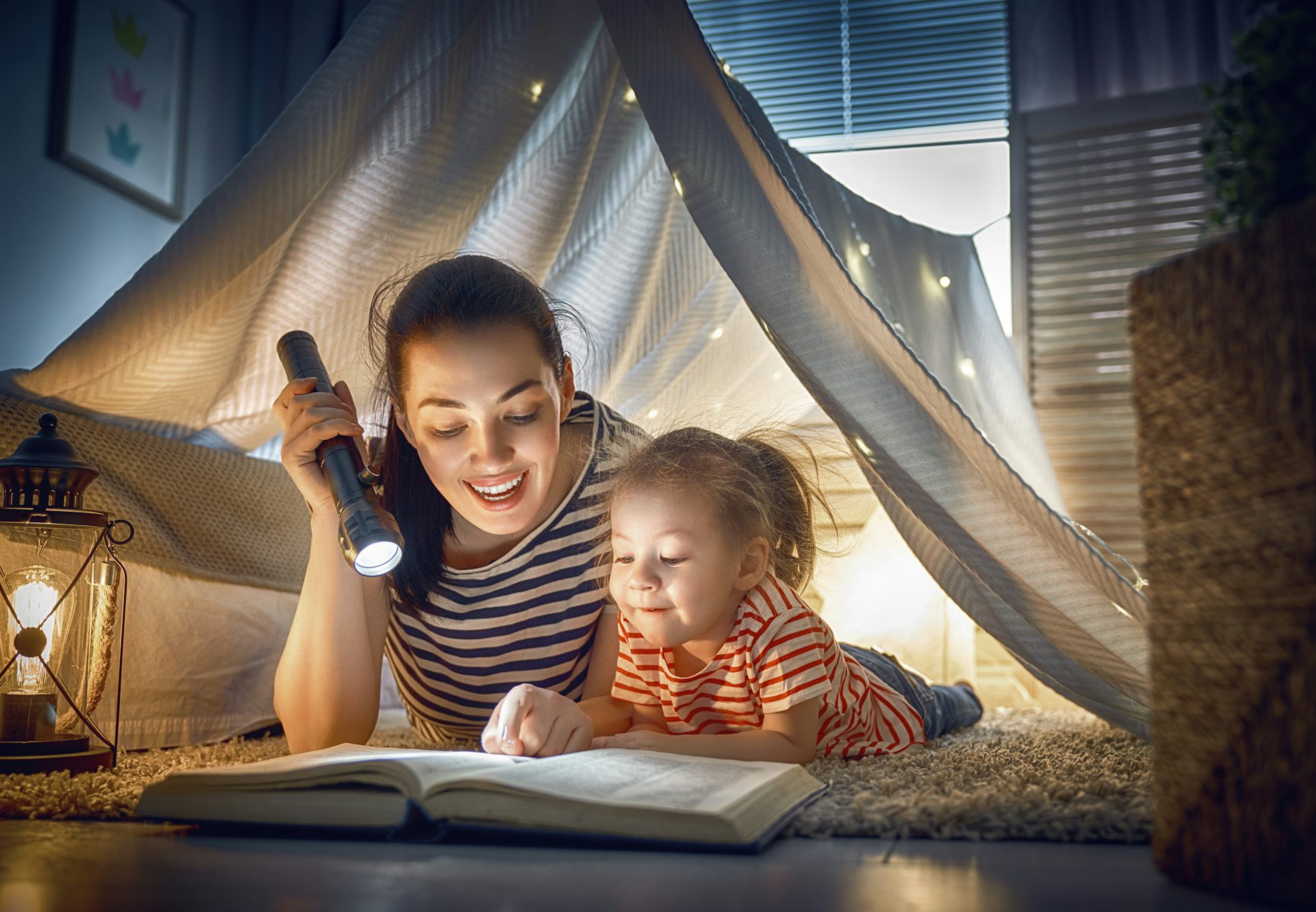 Картинки читаем перед сном. Семейное чтение. Родители и дети. Мама читает книгу ребенку. Совместное чтение родителей с детьми.