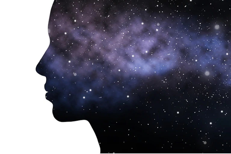 Tête humaine remplie d'étoiles
