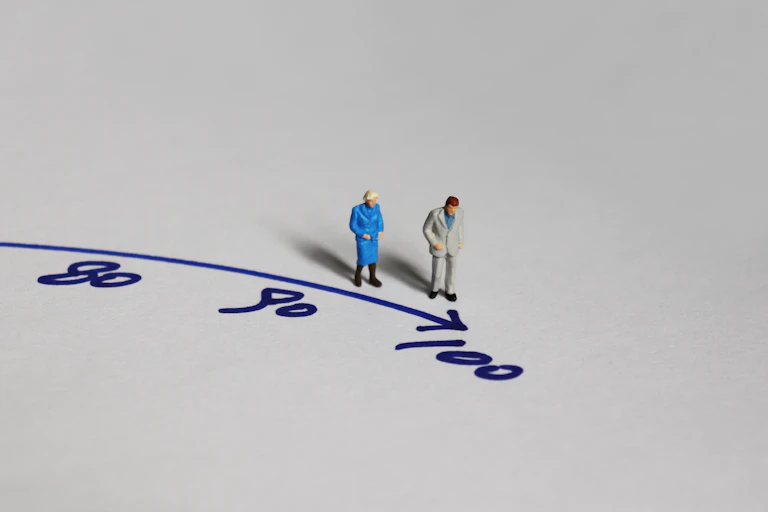 deux figurines représentant des personnes âgées, sur une ligne de temps