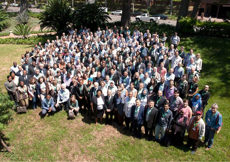 Una foto de grupo que muestra la diversidad de personas que contribuyen al Panel Intergubernamental sobre Cambio Climático.