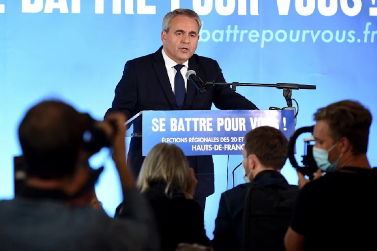 Xavier Bertrand, réélu à la tête des Hauts-de-France, en meeting après l'annonce de sa victoire, le 27 juin 2021 à Saint-Quentin.