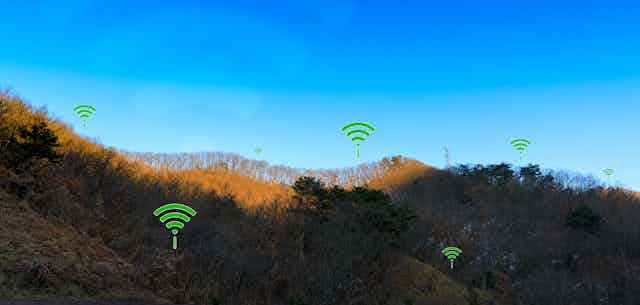 Montaña con iconos wifi dispersos.