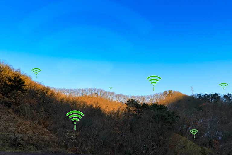 Montaña con iconos wifi dispersos.