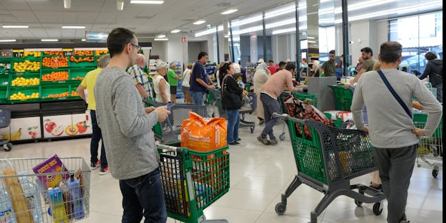 Es el carro de compra en el supermercado un riesgo de infección para los  niños?