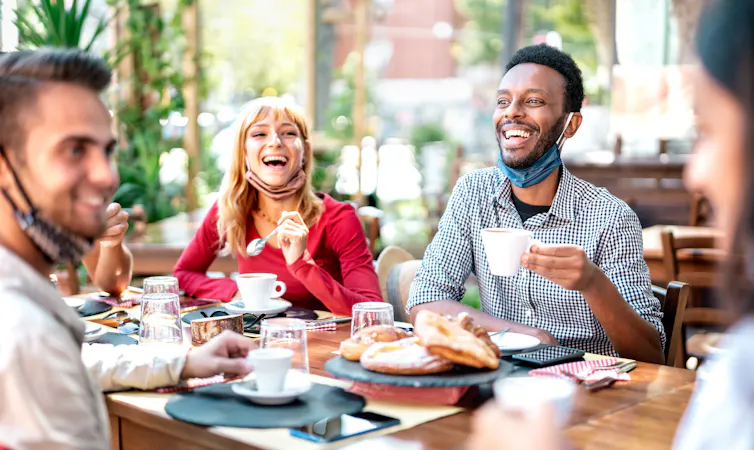 Jeunes gens socialisant en terrasse