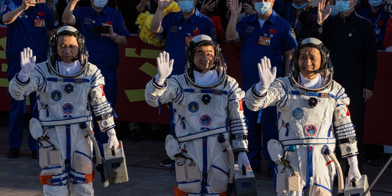 Астронавт вышел в открытый. Китайские космонавты. Первый китайский космонавт. Китайские космонавты в космосе. Космонавты США.