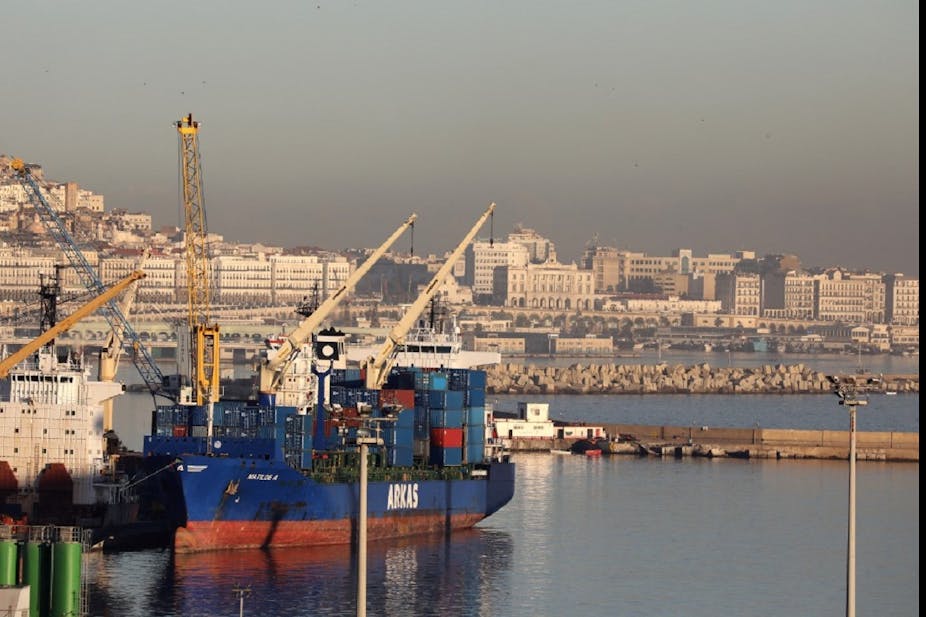 Un porte-conteneurs dans le port d'Alger, le 6 décembre 2017. 
