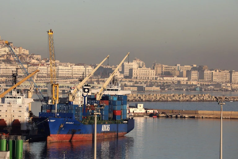Un porte-conteneurs dans le port d'Alger, le 6 décembre 2017.