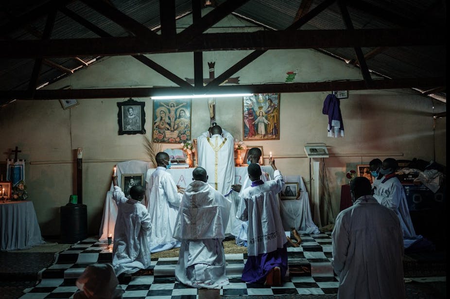 Des fidèles du mouvement religieux local d'inspiration catholique « Legio Maria » célèbrent la messe de Noël dans le bidonville de Kibera, à Nairobi.