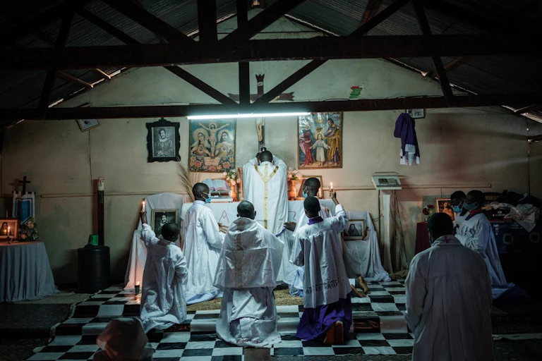 Des fidèles du mouvement religieux local d'inspiration catholique « Legio Maria » célèbrent la messe de Noël dans le bidonville de Kibera, à Nairobi.