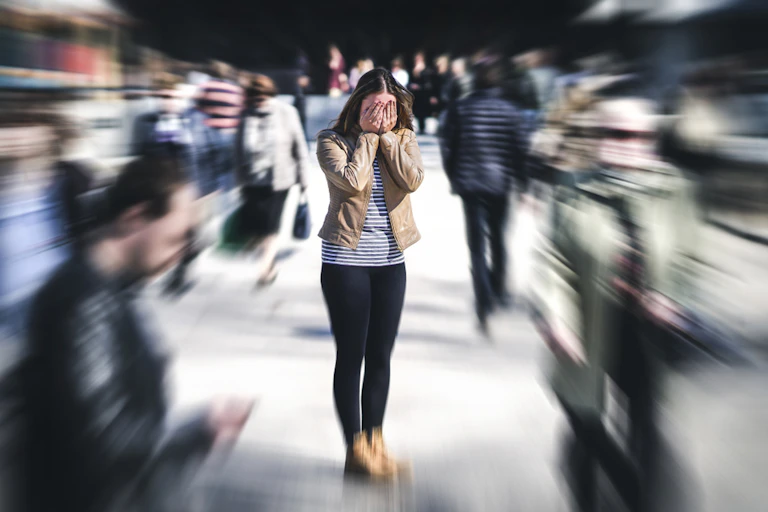 Jeune femme en état de panique dans une foule