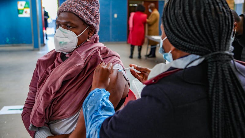 Sudáfrica vuelve a las restricciones tras ignorar las orientaciones de la OMS Sudáfrica vuelve a las restricciones tras ignorar las orientaciones de la OMS