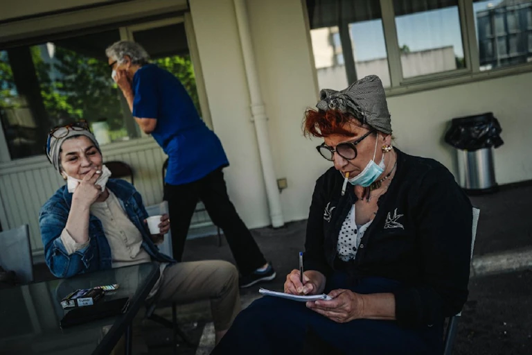 Des travailleuses sociales en pause dans un hôtel transformé en hôpital de fortune, le 23 avril 2020, durant la première vague de coronavirus.