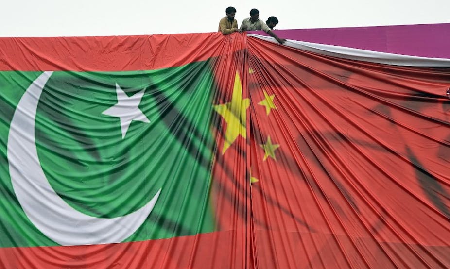 Drapeaux pakistanais et chinois entremêlés