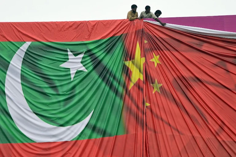 Drapeaux pakistanais et chinois entremêlés