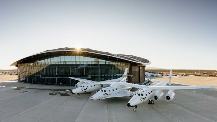 Se muestra la nave SpaceShipTwo de Virgin Galactic adjunta a su avión de transporte, WhiteKnightTwo, en las afueras de Spaceport America en Nuevo México, el primer puerto espacial comercial del mundo. galáctica Virgen
