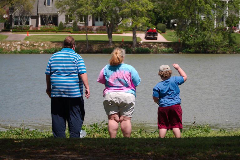 familia con obesidad de espaldas.
