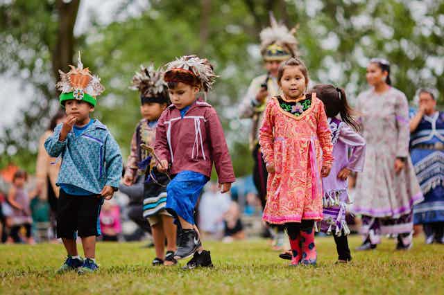 Des enfants prennent part à un pow wow à Kahnawake