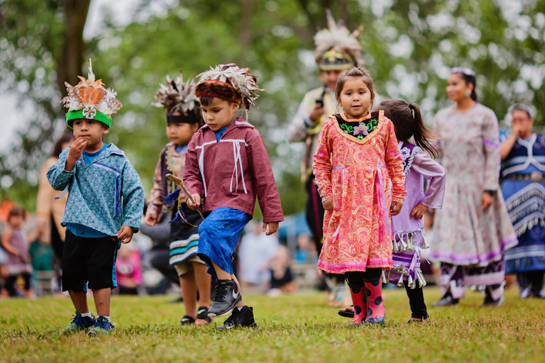 Des enfants prennent part à un pow wow à Kahnawake